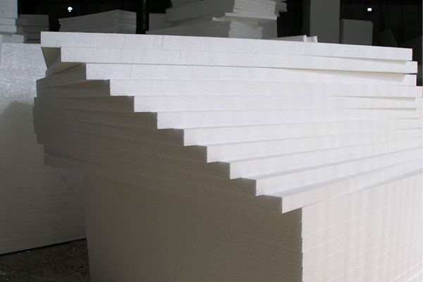 Reinforced foam for the facade