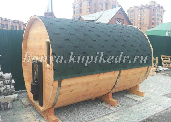 Sauna barrel with a stove firebox outside