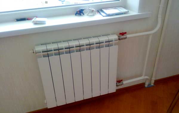 Radiator bimetallik dipasang di apartmen