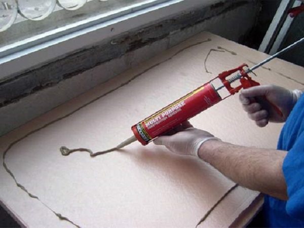 Comment coller de la mousse de polystyrène sur un plafond en béton