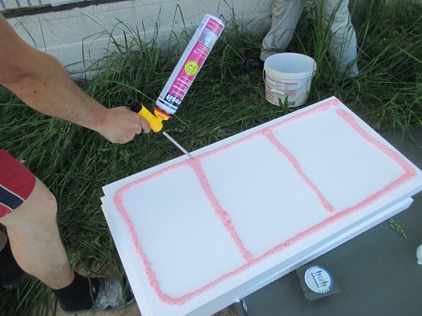 Comment coller de la mousse de polystyrène sur un plafond en béton