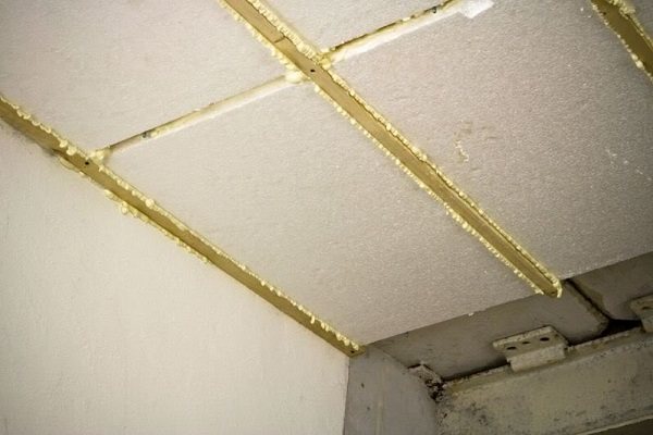 Comment coller de la mousse de polystyrène sur un plafond en béton