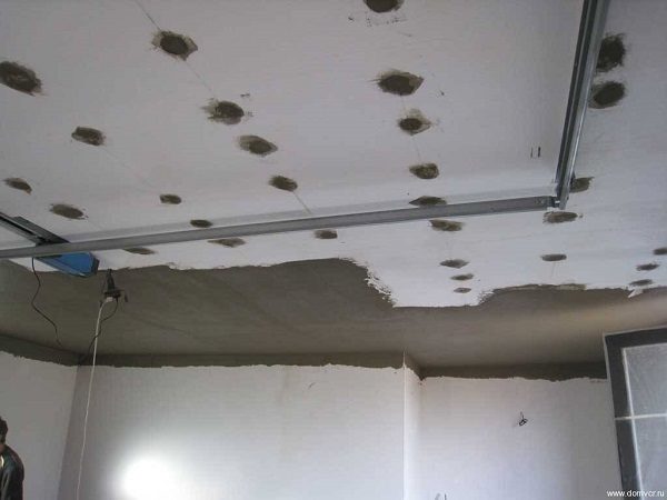 Comment coller de la mousse de polystyrène sur un plafond en béton