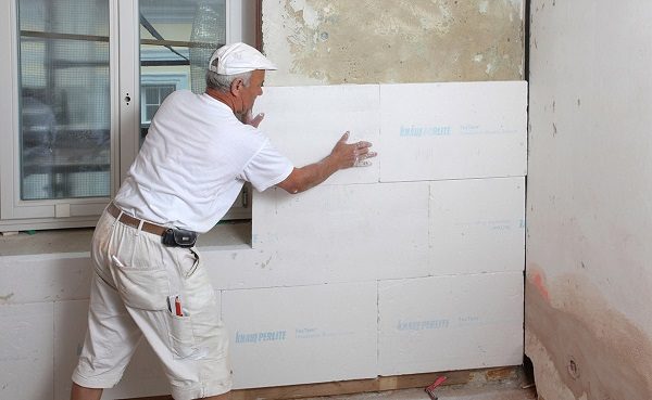 Comment coller de la mousse de polystyrène sur un plafond en béton