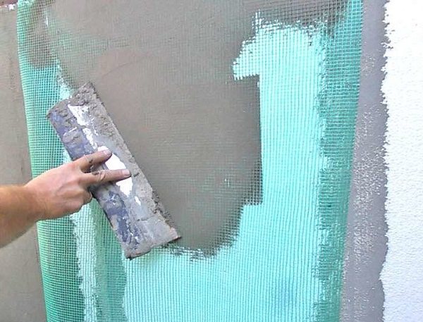 Comment coller de la mousse de polystyrène sur un plafond en béton