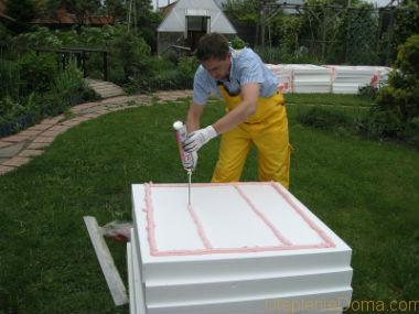 Comment coller de la mousse de polystyrène sur un plafond en béton