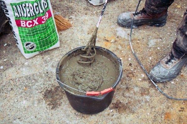 Comment coller de la mousse de polystyrène sur un plafond en béton