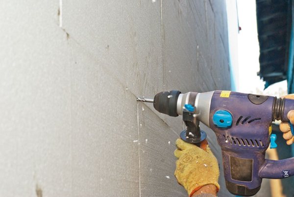 Comment coller de la mousse de polystyrène sur un plafond en béton