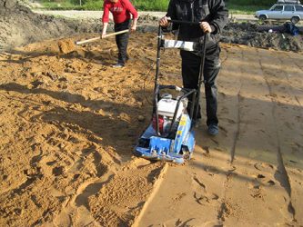 Hoe zand onder de fundering te stampen?