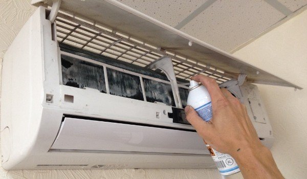 Cleaning the air conditioner using special products