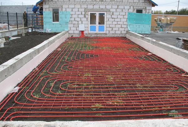 To warm up the greenhouse in spring, you can use a warm water floor.