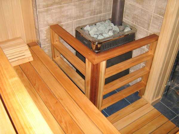 Clôture en bois pour un poêle de sauna