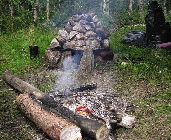 Viryklė reikalauja daug svarių akmenų.