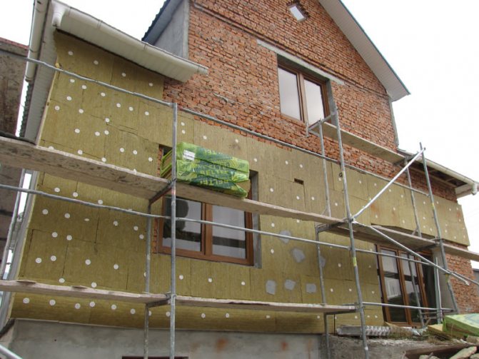 Voor thermische isolatie van muren, daken, gevels en andere delen van gebouwen, evenals voor isolatie van apparatuur, wordt minerale wol met een dikte van 50 tot 150 mm gebruikt