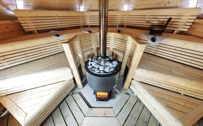 Sauna com fogão a lenha e tanque de água