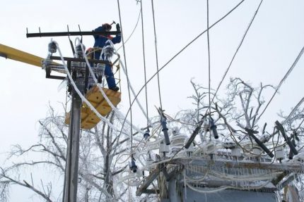 Elektriciens elimineren de effecten van aanvriezende regen