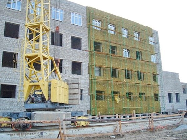 The facade of the house is sheathed with basalt mineral wool brand Isover FASAD 80 for subsequent cladding mm