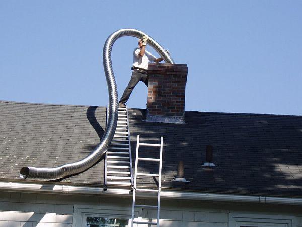 Foto - revestimiento de una chimenea de ladrillo con un tubo corrugado