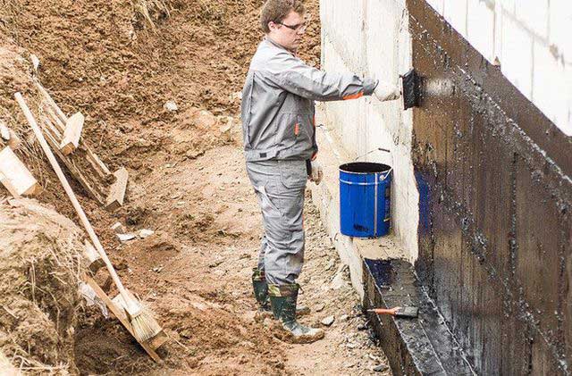 Foto af belægningstætning af fundamentet med bitumen