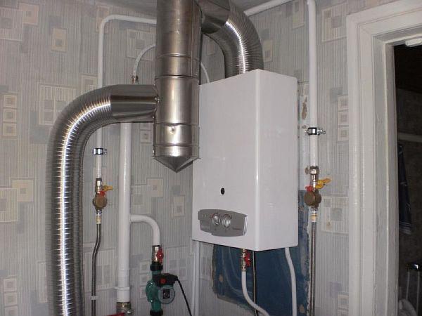 Foto - het aansluiten van een aan de muur gemonteerde gasboiler met een golf