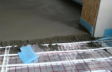 Photo - Pouring concrete screed on the underfloor heating pipeline