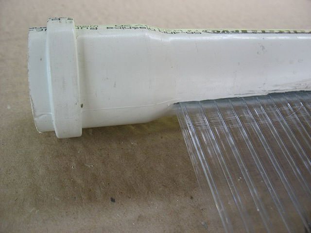 Fragment ng isang solar collector na gawa sa isang plastic pipe at cellular polycarbonate