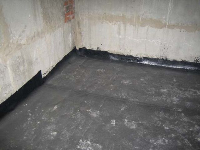 Waterproofing the basement floor with roofing material