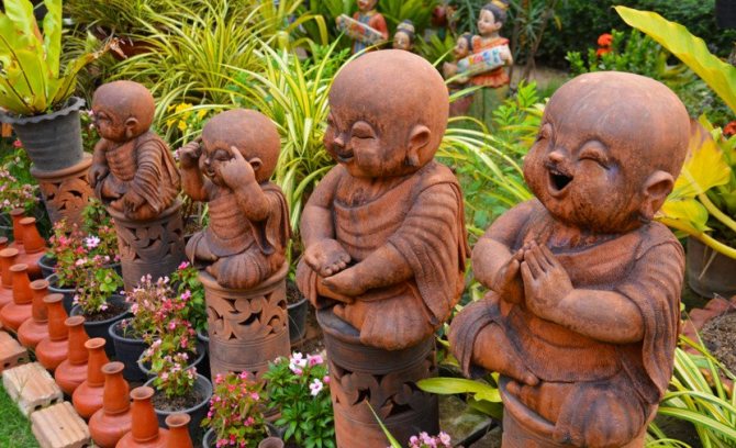 Clay figurines for the garden