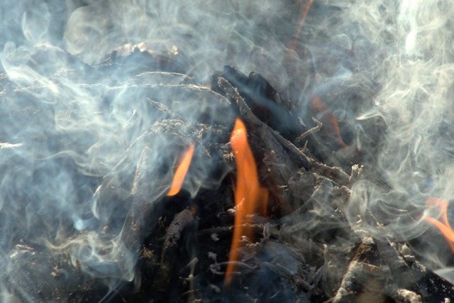 La combustión de madera y otros combustibles sólidos siempre va acompañada de una generación de humo muy significativa. Y la chimenea debe poder desviar estos volúmenes al exterior de manera oportuna.