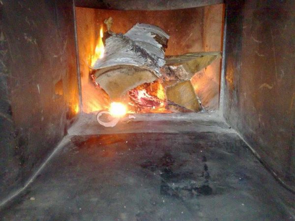 The intensity of wood burning in the firebox can be easily adjusted