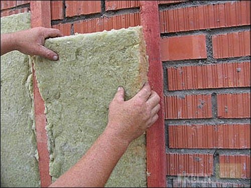 ¿Cómo y qué puede aislar una casa de baños por fuera y por dentro con sus propias manos?