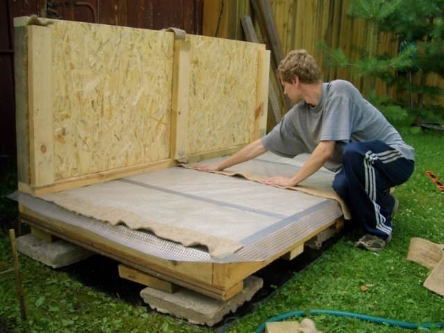 How and what to insulate a doghouse for the winter inside the photo