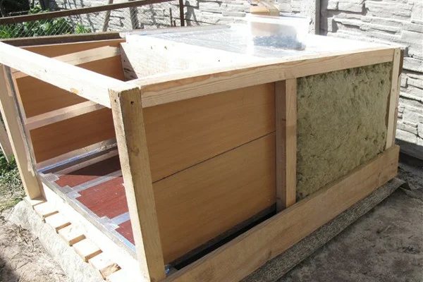 How and what to insulate a doghouse for the winter inside the photo