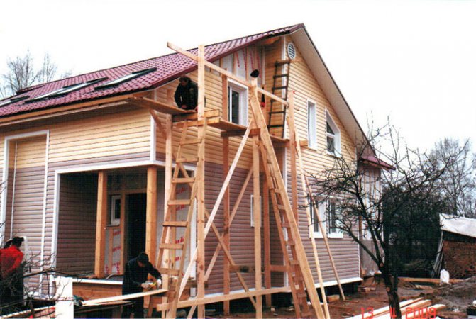 Kako obložiti pediment kuće valovitom pločom