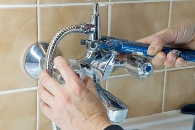 Cómo atornillar correctamente el grifo del baño.