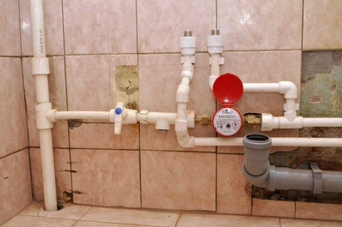 Come realizzare una scatola per pipe in bagno con le tue mani