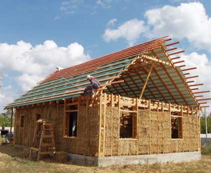 Wie man ein Haus draußen mit Stroh und Lehm mit eigenen Händen isoliert Video eines Rahmenhauses mit Heu