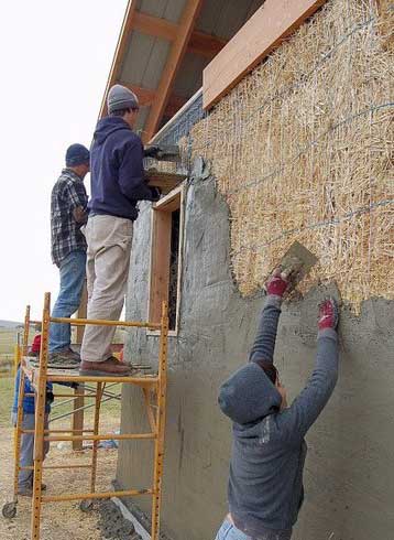 כיצד לבודד בית עם קש וחימר בחוץ במו ידיך סרטון של בית מסגרת עם חציר