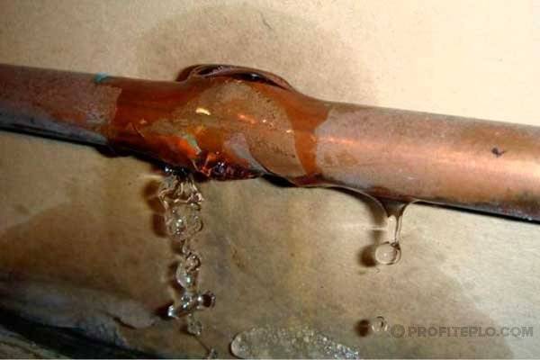 How to eliminate a leak in a heating pipe mechanical sealing of a hole and chemical sealing of a leak