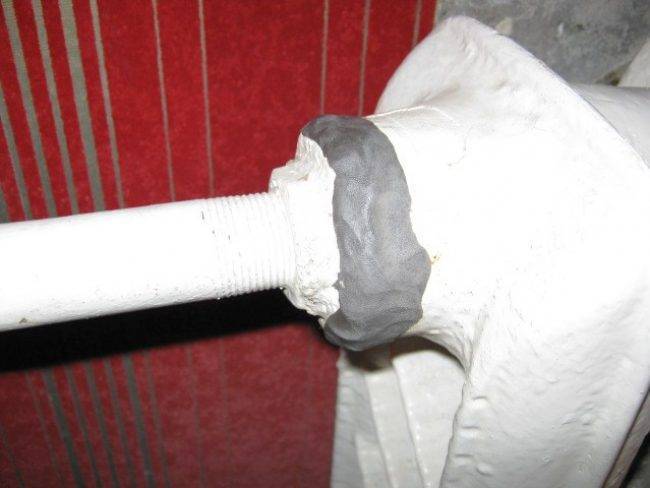 How to eliminate a leak in a heating pipe mechanical sealing of a hole and chemical sealing of a leak