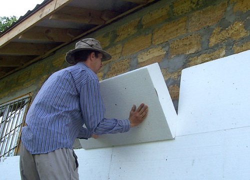 Cómo aislar el sótano de un baño exterior.