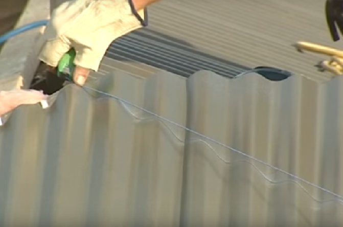 How to insulate a roof from corrugated board - important basics