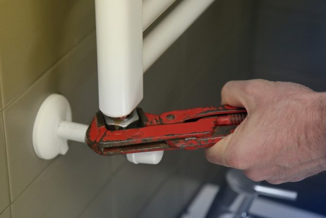 How to release air from a heated towel rail