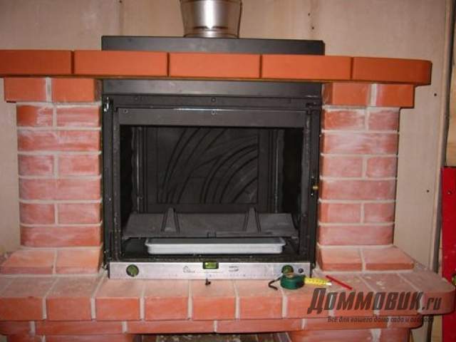 Do-it-yourself fireplace na may cast-iron firebox