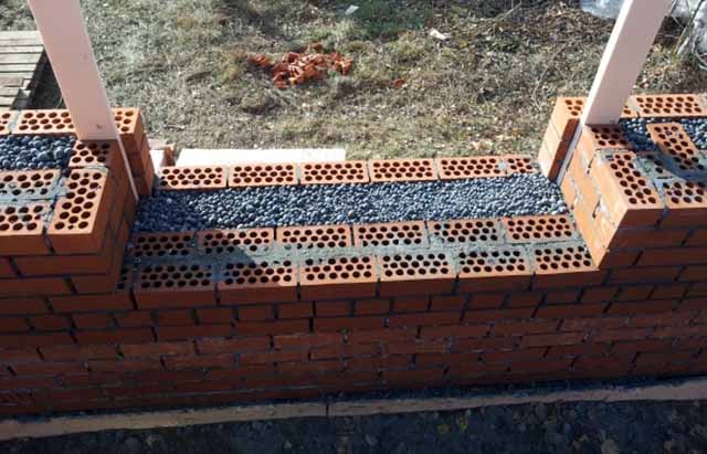 Grava de arcilla expandida en el espesor de las paredes.