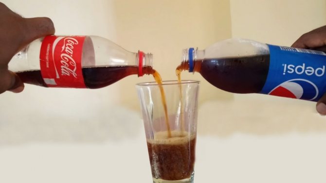 Coca-Cola en Pepsi-Cola kunnen samen worden gebruikt bij het schoonmaken van de kap