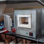 Compact industrial furnace for melting metals