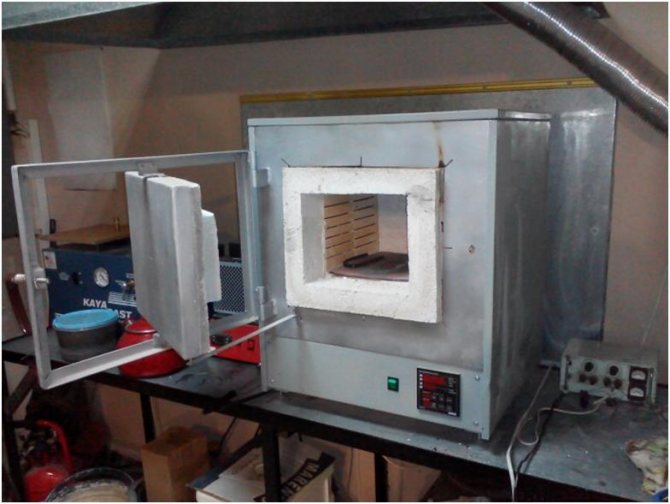 Forno industrial compacto para fundir metais