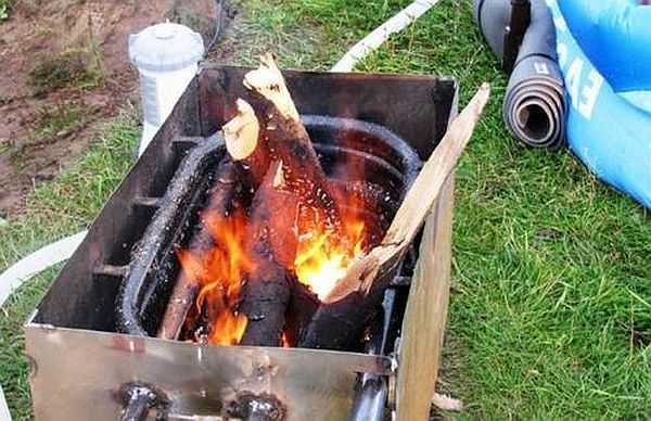 Recipiente cuadrado, dentro del cual hay una bobina y un fuego.