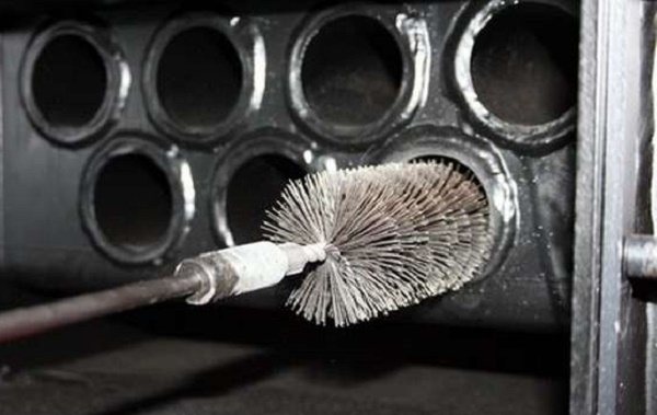 Mechanical cleaning of the oven with a brush